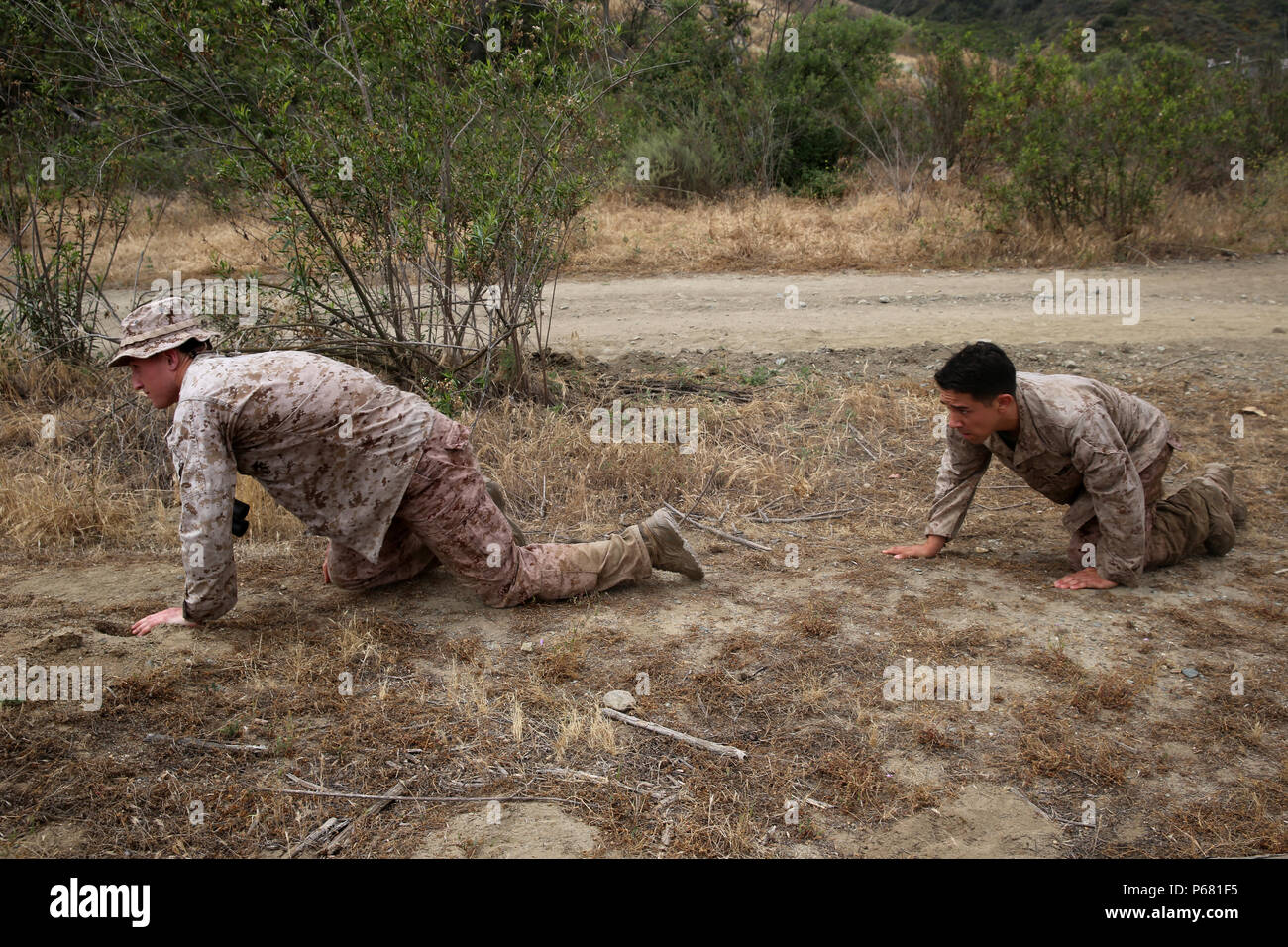 MARINE CORPS BASE Camp Pendleton, California - Ricognizione Marines alta strisciare verso l'obiettivo come parte di stalking evento durante l'ottava edizione Recon sfida, 20 maggio 2016. L'ottava edizione Recon Challenge è un occasione per la ricognizione Marines per testare la loro capacità di sopportare estenuanti condizioni fisiche durante l'esecuzione delle attività comuni per la comunità di ricognizione. Il 10 i punti di controllo lungo la 23-Mile corso includono la valutazione di stazioni di precisione di tiro, stalking, nuoto, ostacoli e comunicazione-attività correlate in un temporizzata e valutato l'ambiente. Più di 20, due-uomo squadre particol Foto Stock