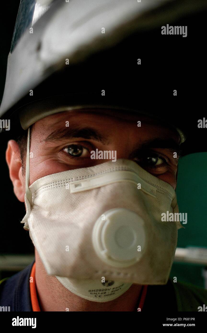 " Ritratto di lavoratore edile di indossare la maschera protettiva, London, Regno Unito " Foto Stock