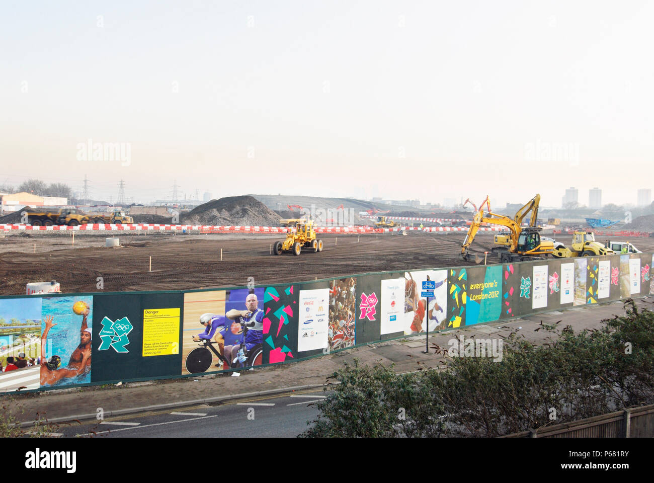 Olympic sito in costruzione e cartelloni, Stratford, guardando a sud verso Canary Wharf e Canning Town, Londra, Regno Unito, 2008 Foto Stock