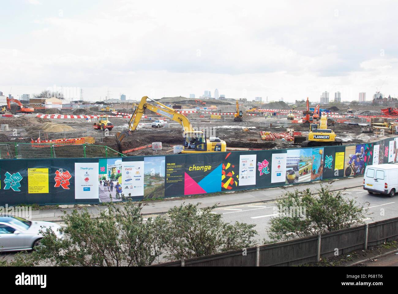 Olympic sito in costruzione e cartelloni, Stratford, guardando a sud verso Canary Wharf e Canning Town, Londra, Regno Unito, 2008 Foto Stock