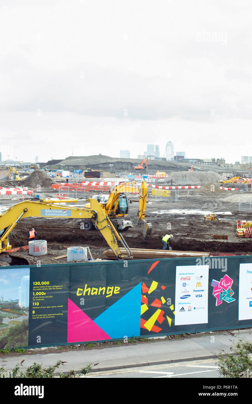 Olympic sito in costruzione e cartelloni, Stratford, guardando a sud verso Canary Wharf e Canning Town, Londra, Regno Unito, 2008 Foto Stock