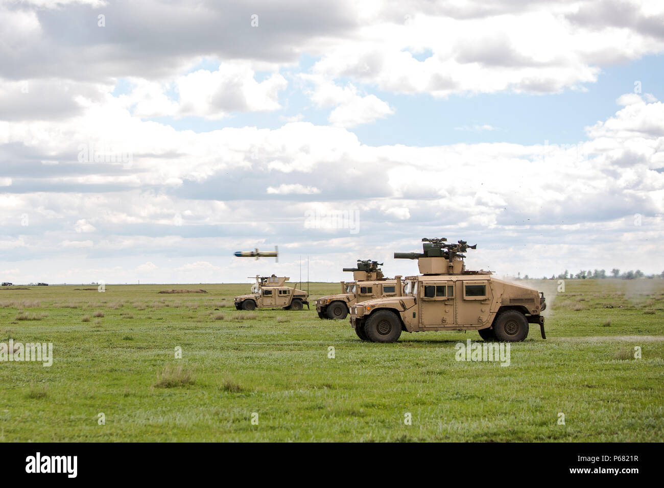 Stati Uniti Marines con il Mar Nero la forza di rotazione tubo di fuoco-lanciato, otticamente inseguito, filo guidate (traino) missili anticarro durante un culminate combinata live-fire attacco di plotone Platinum Eagle a bordo Smardan Area Formazione, Romania, 15 maggio 2016. Platinum Eagle è un multi-nazionale esercizio, composta di sei alleati della NATO, progettato per costruire la capacità del partner e l'interoperabilità. (U.S. Marine Corps foto di Cpl. Kelly L. Street, 2D MARDIV COMCAM/ rilasciato) Foto Stock