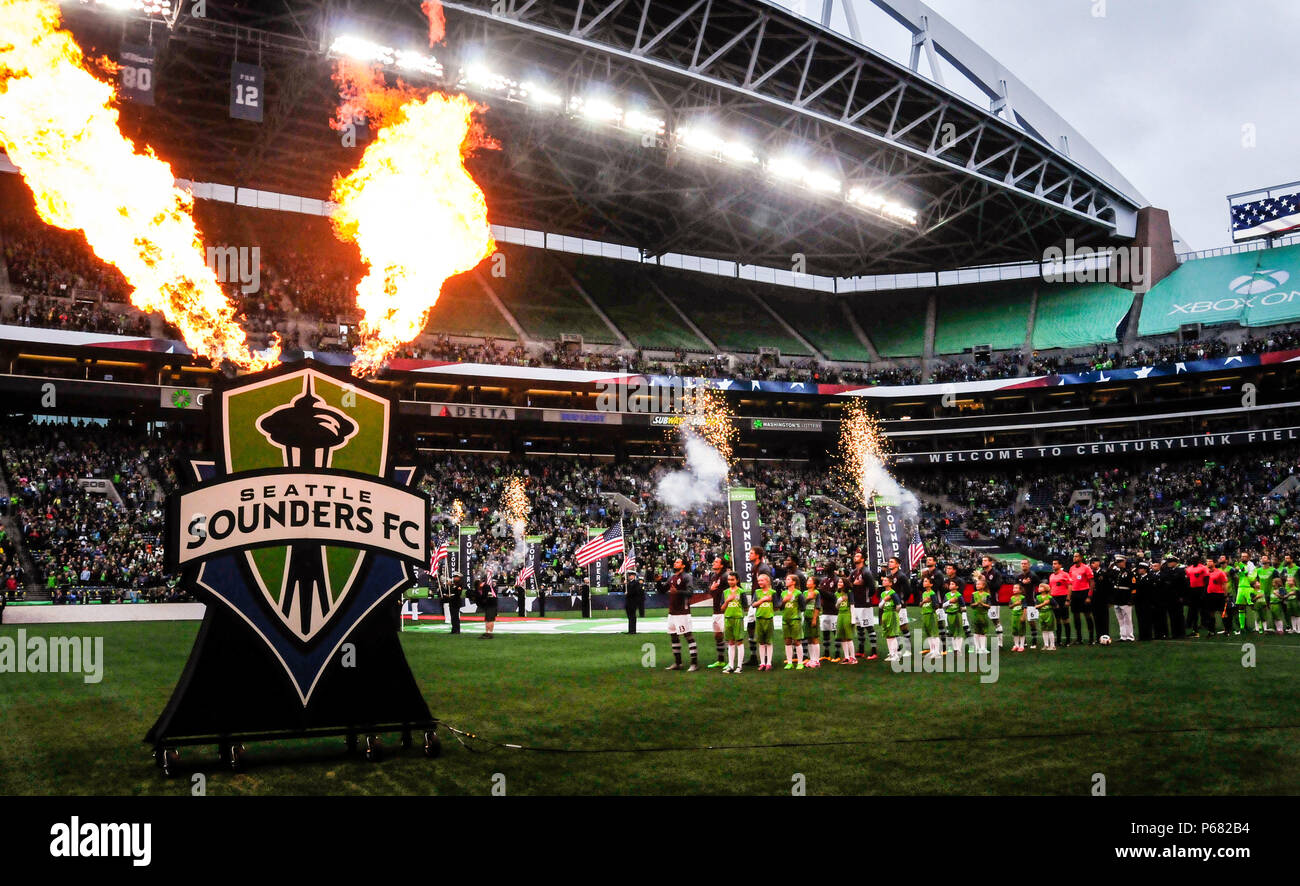 Ventidue figli di membri del servizio escort i giocatori sul campo durante le sirene di Seattle Football Club militari di apprezzamento alla cerimonia di apertura per CenturyLink Field Stadium, Seattle, 22 maggio. La cerimonia di apertura inclusa una performance da esercito rock band, SoundWave. (U.S. Esercito foto di Spc. Adeline Witherspoon, 5 Mobile degli affari pubblici distacco) Foto Stock
