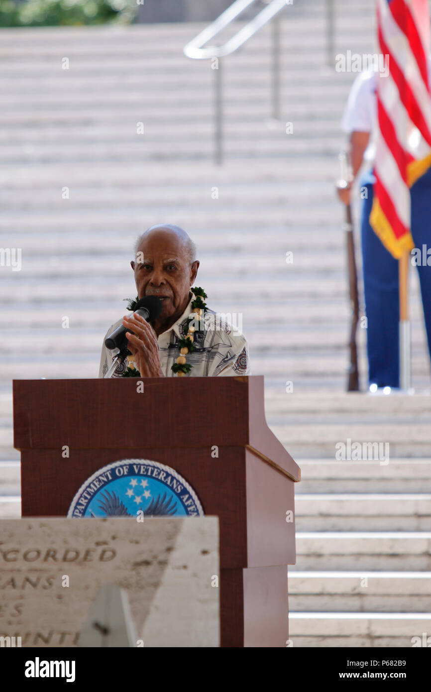 Ernest Golden, Vice presidente emerito dell'African American diversità Centro Culturale Hawaii parla della sua esperienza sul giorno del West Loch disaster al 7° celebrazione della vita & Memoria per West Loch gli internati cerimonia al Cimitero Nazionale del Pacifico a Honolulu, Hawaii, 21 maggio 2016. Il 21 maggio 1944, U.S. L esercito erano il caricamento di munizioni e di armi e combustibile su navi in preparazione per il funzionamento Forager, una guerra mondiale II CAMPAGNA SUL Mariana Islands, quando un'esplosione la propagazione di un incendio attraverso West Loch, un'area di staging di Pearl Harbour. Nelle prossime 24 ore, di sei navi affondarono, Foto Stock