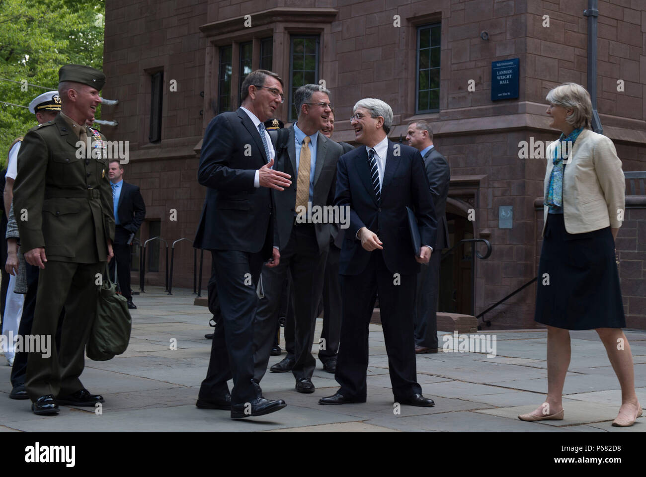 Il Segretario della Difesa Ash Carter condivide un momento di luce con la Yale University Presidente Peter Salovey come egli arriva a consegnare commento alla riserva degli ufficiali di corpi di formazione Cerimonia di messa in servizio presso la Yale University di New Haven, Connecticut, 23 maggio 2016 . (Foto di Senior Master Sgt. Adrian Cadice)(rilasciato) Foto Stock