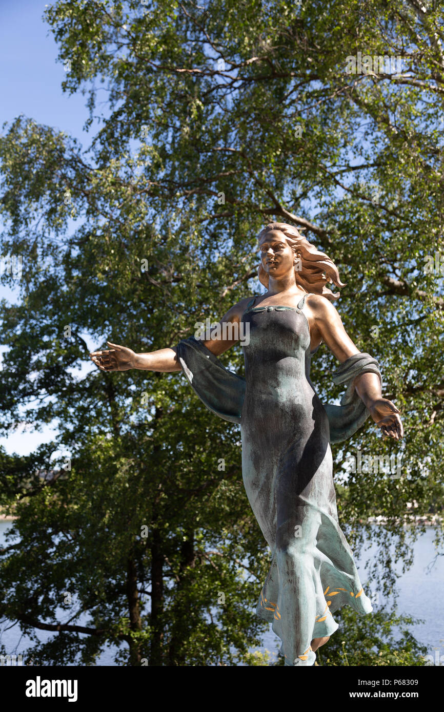 La statua della Madonna che lavora per la pace nel mondo, Djurgarden, Stoccolma, Svezia Foto Stock