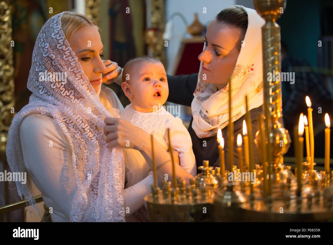 La Bielorussia, Gomel, 25 marzo. 2018. La Chiesa Prudhkovsky.Bielorussia, Gomel, 25 marzo. 2018. La Chiesa Prudhkovsky.Madre e madrina nella chiesa si sentono Foto Stock