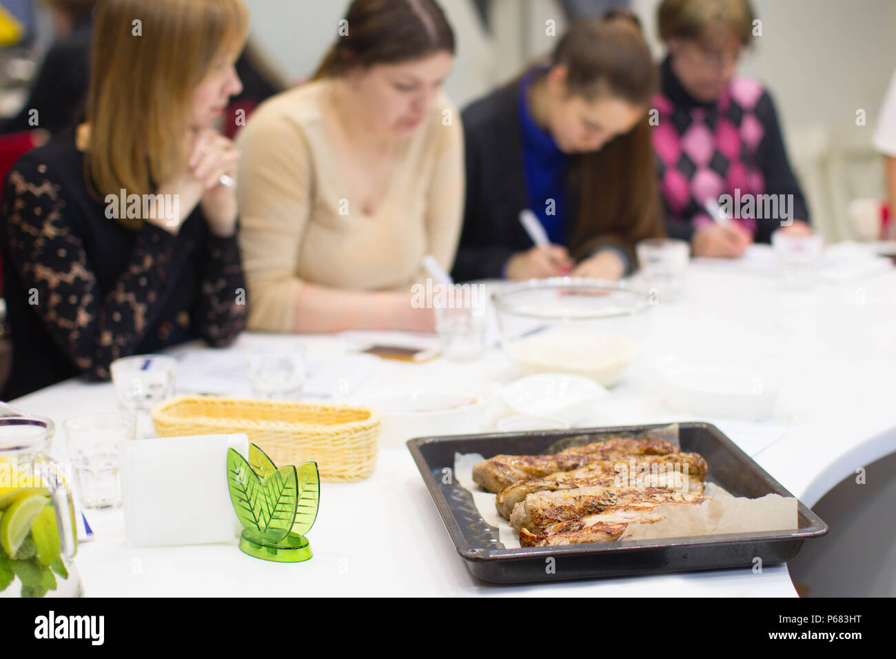 La Bielorussia Minsk, Marzo 21, 2017. Scuola di cucina. Una lezione aperta sulla cucina francese.Le persone nella classe master per la cottura. Imparare a cucinare Foto Stock