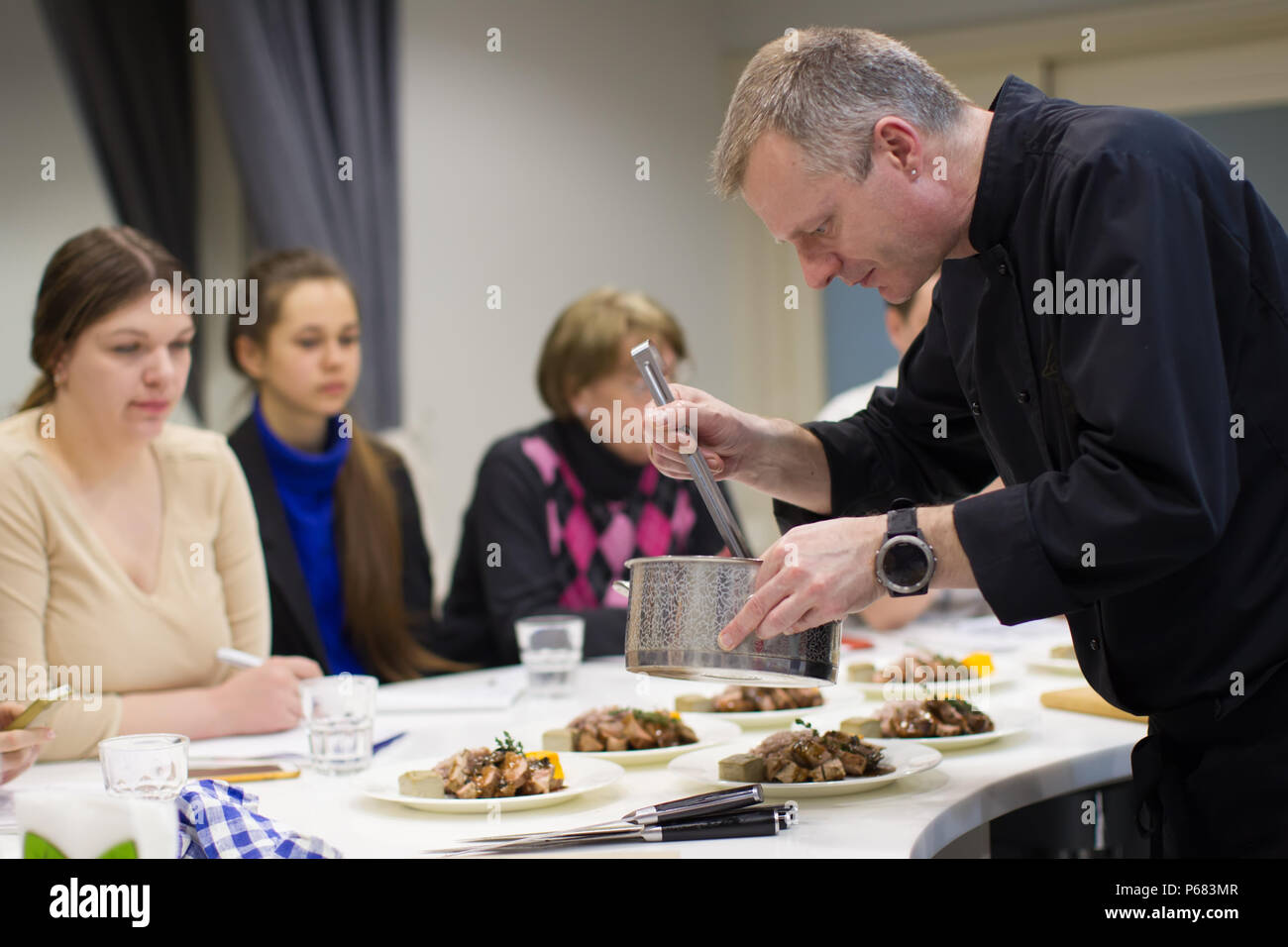 La Bielorussia Minsk, Marzo 21, 2017. Scuola di cucina. Una lezione aperta sulla cucina francese. Il cuoco vi insegna a cucinare il cibo. Master class cooking. Chef l Foto Stock