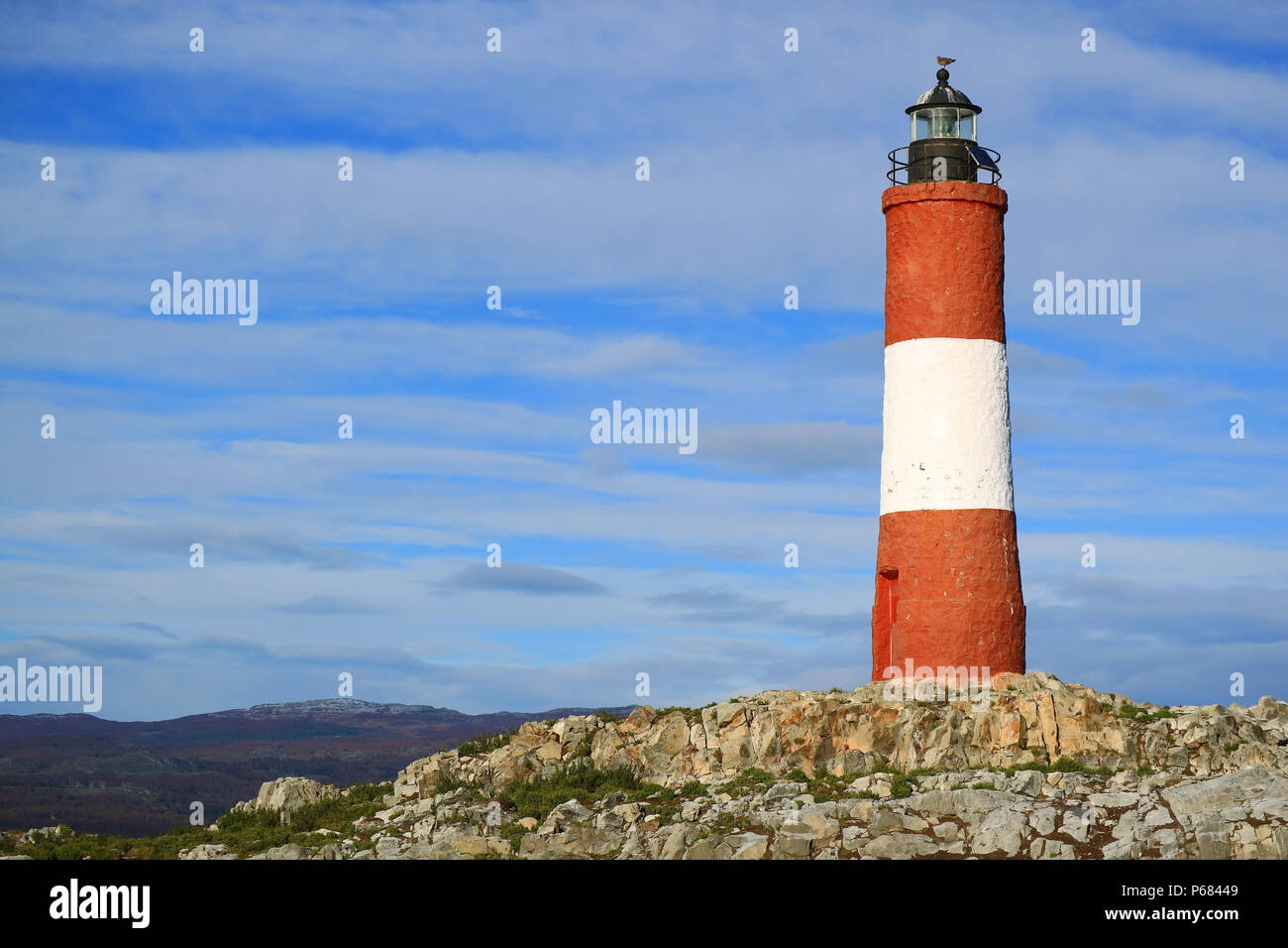 Rosso e bianco faro colorato su una piccola isola nel Canale del Beagle, Ushuaia, Tierra del Fuego, Argentina Foto Stock