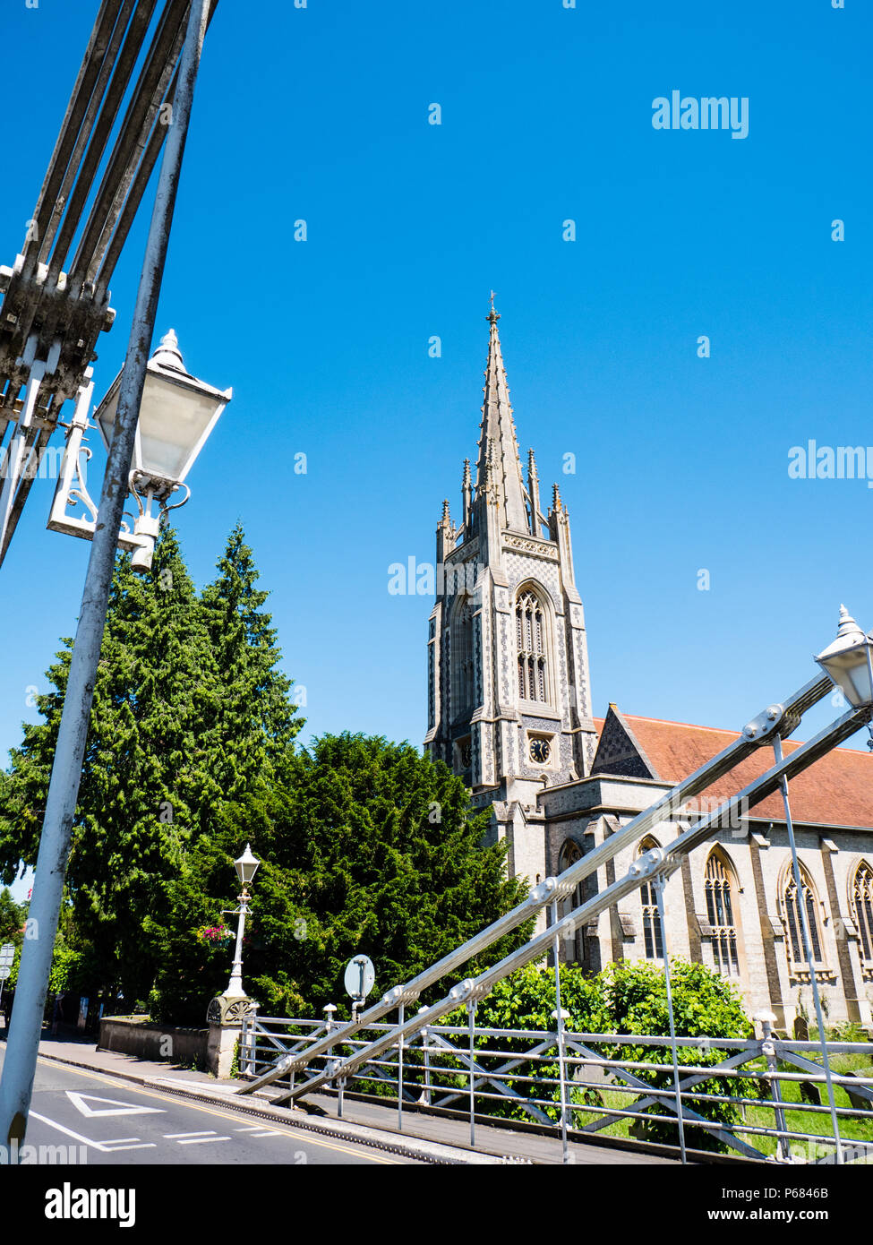 Marlow Bridge sospensione ponte, sul Fiume Tamigi progettato da William Tierney Clark, con la Chiesa di Tutti i Santi, Marlow, Buckinghamshire, Inghilterra, Regno Unito, Foto Stock