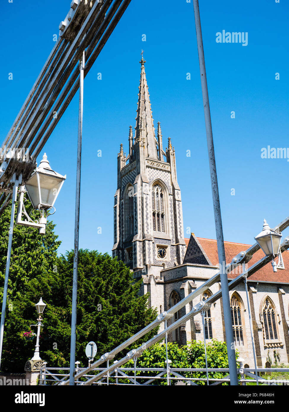 Marlow Bridge sospensione ponte, sul Fiume Tamigi progettato da William Tierney Clark, con la Chiesa di Tutti i Santi, Marlow, Buckinghamshire, Inghilterra, Regno Unito, Foto Stock