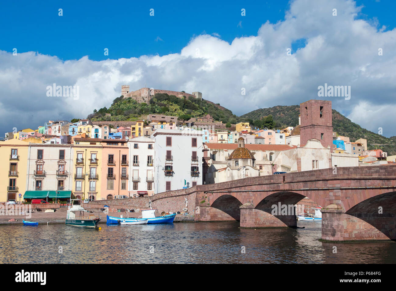 Vista sul villaggio di Bosa e il fiume Temo, Sardegna, Italia Foto Stock