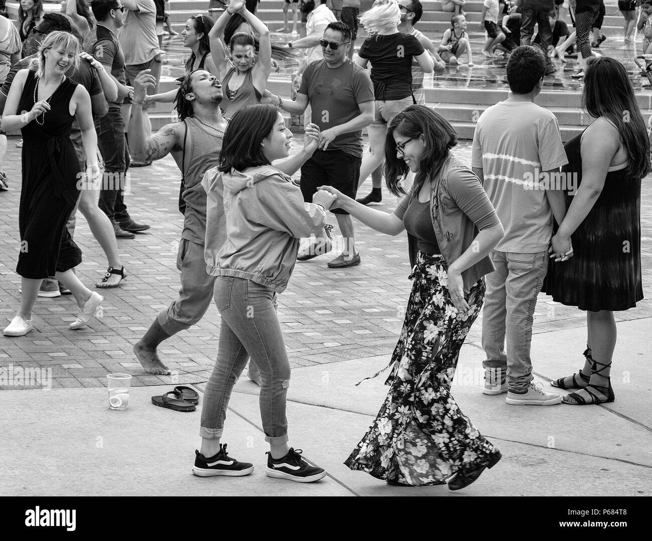 Ballo di coppia presso la hola Carolina Festival, celebrare la cultura latino-americana, inAsheville, NC, Stati Uniti d'America Foto Stock