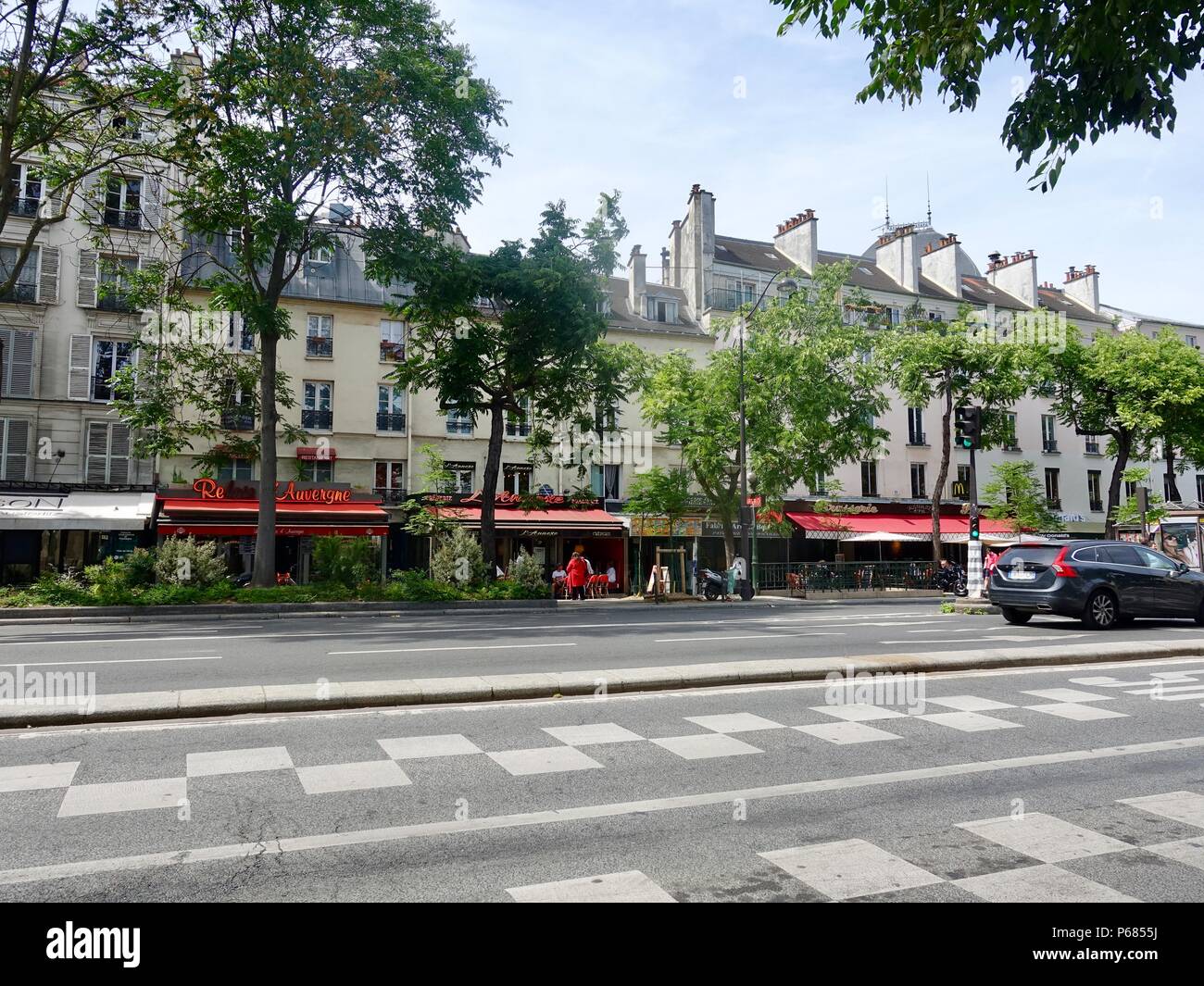 Street view, luce del traffico su una domenica pomeriggio, Boulevard de l' Hopital, tra Austerlitz stazione ferroviaria e il giardino des Plantes, Paris, Francia Foto Stock