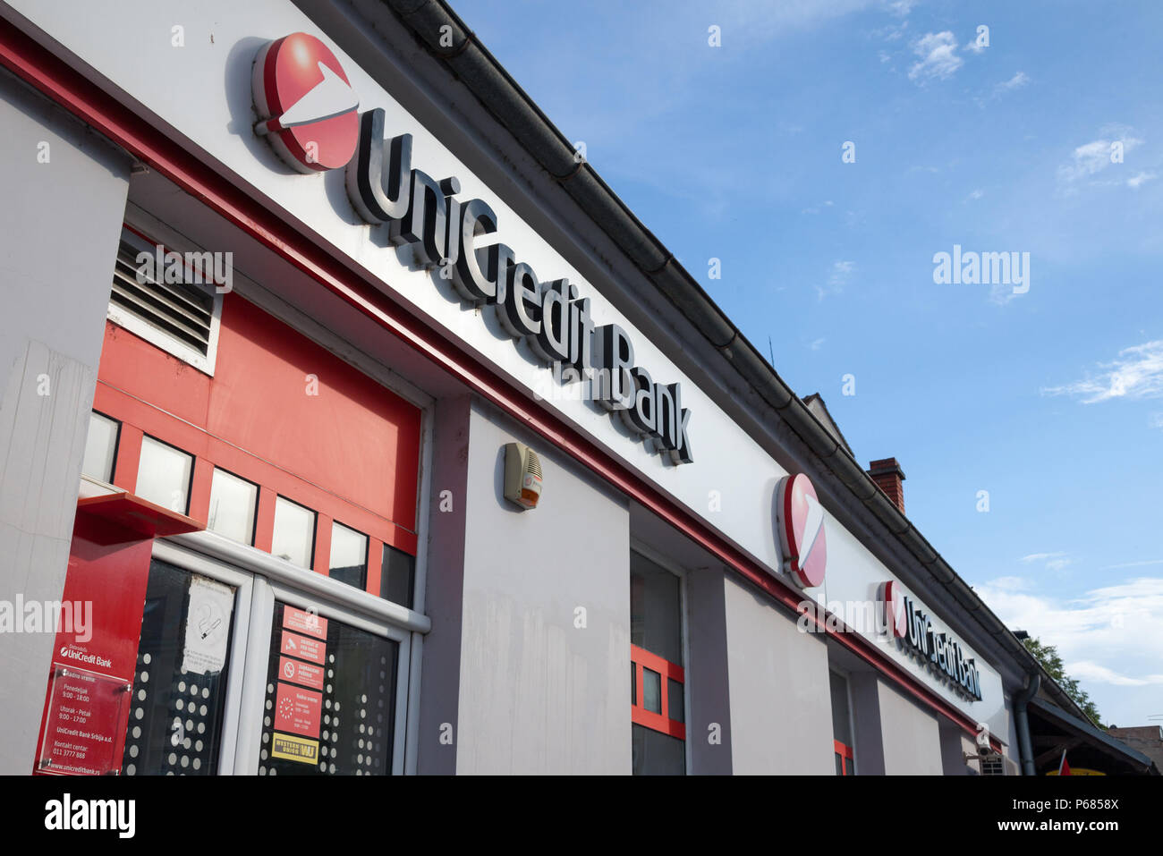 A Belgrado, in Serbia - Giugno 17, 2018: il Logo di UniCredit Bank Srbija sulla loro principale agenzia per il sobborgo di Zemun. Unicredit è una banca italiana spred ho Foto Stock