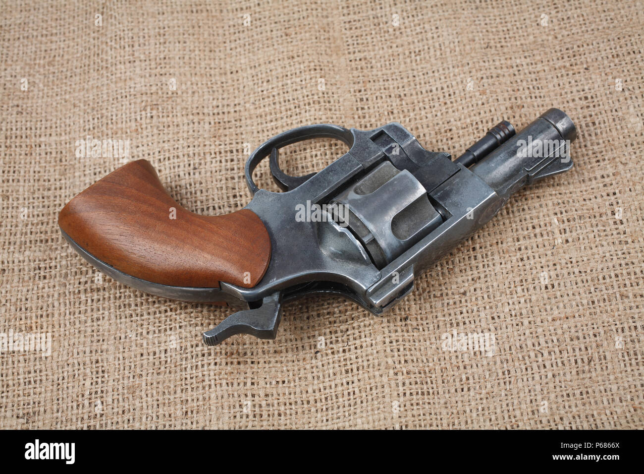 Revolver sullo sfondo di tela Foto Stock