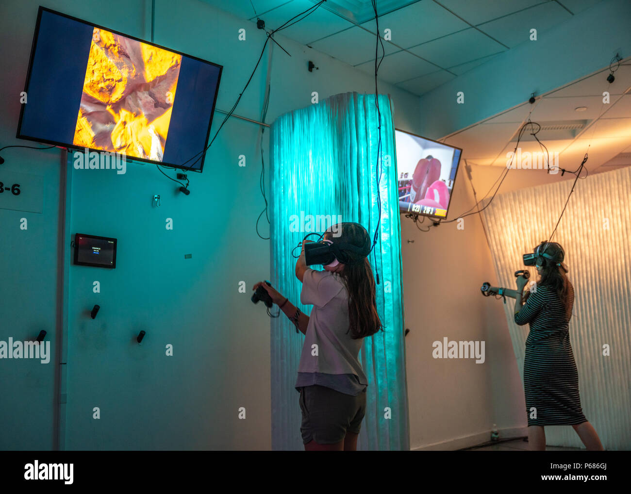 New York, Stati Uniti d'America, 28 giugno 2018. Visitatori giocare giochi VR in una realtà virtuale center di New York City. Foto di Enrique Shore Foto Stock