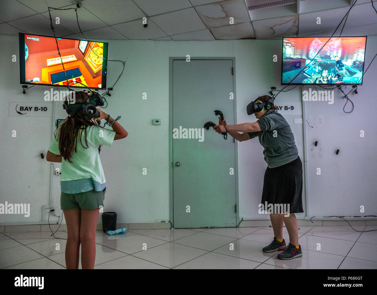 New York, Stati Uniti d'America, 28 giugno 2018. Visitatori giocare giochi VR in una realtà virtuale center di New York City. Foto di Enrique Shore Foto Stock