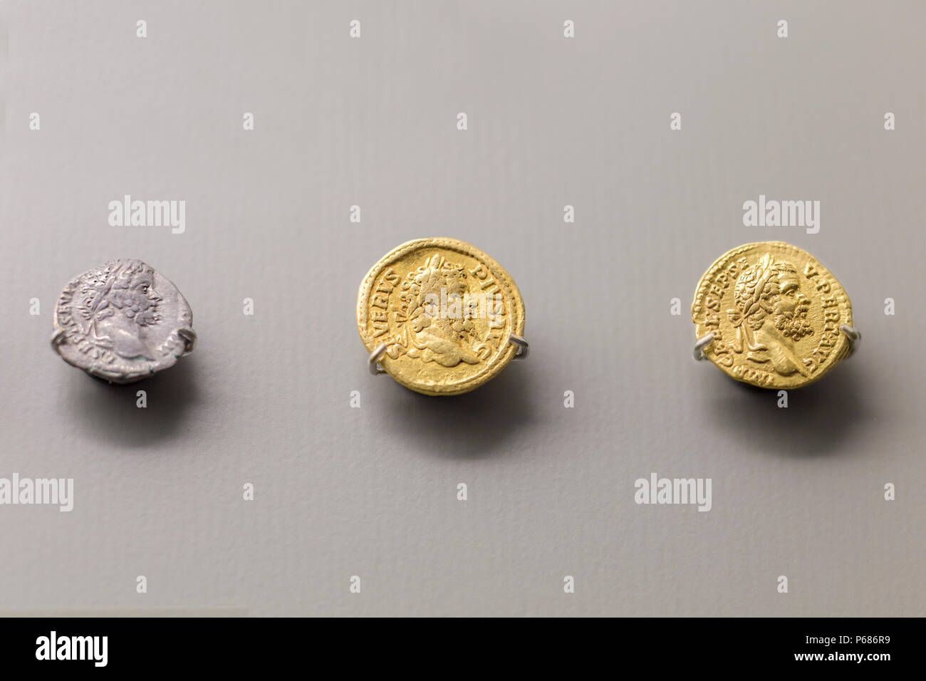 Merida, Spagna - Dicembre 20th, 2017: Settimio Severo imperatore monete, il Museo Nazionale di Arte Romana di Merida, Spagna Foto Stock