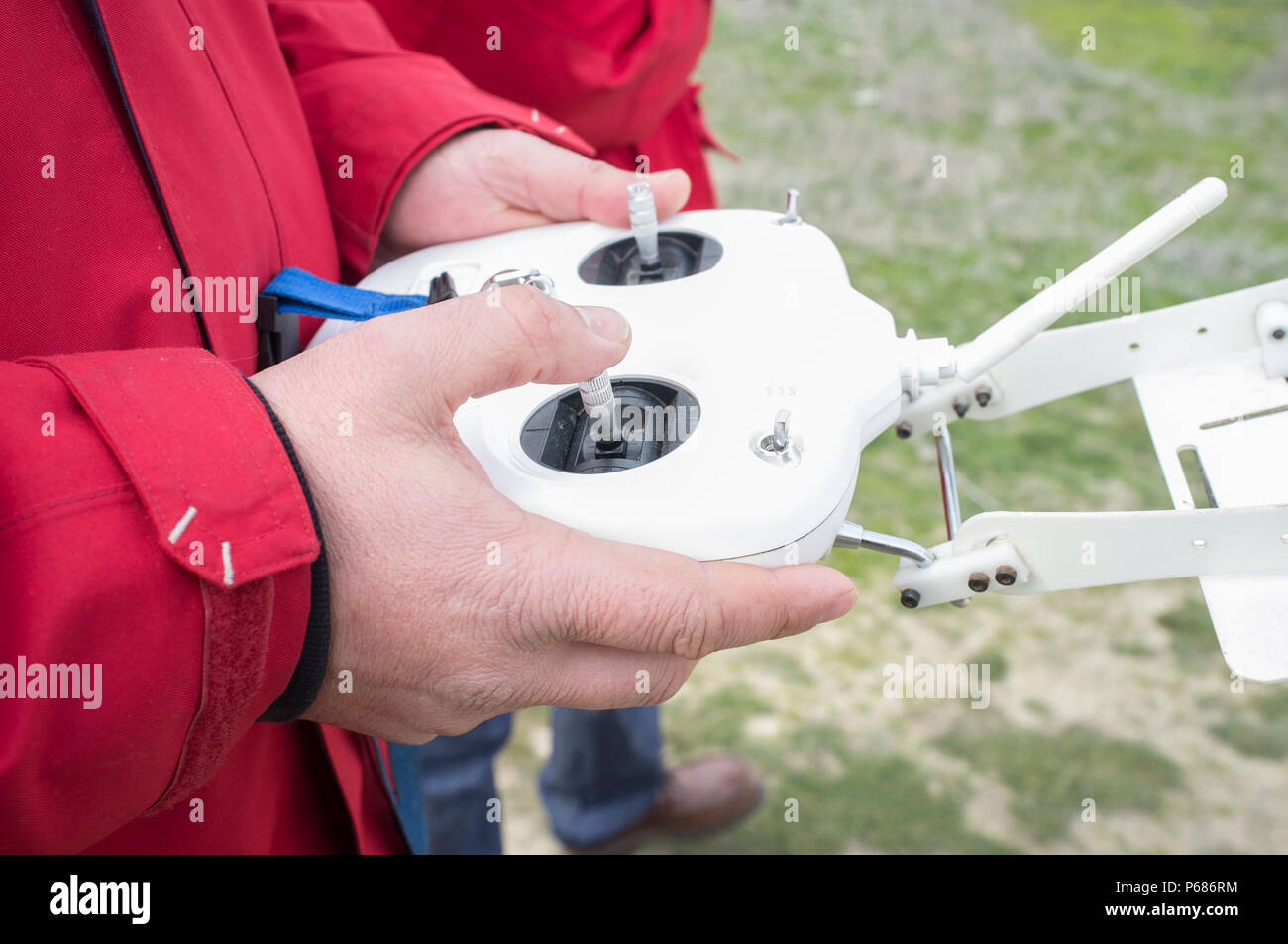 Manovra pilota dron sul controller remoto. Spostamento a destra stick di comando per la valvola a farfalla Foto Stock