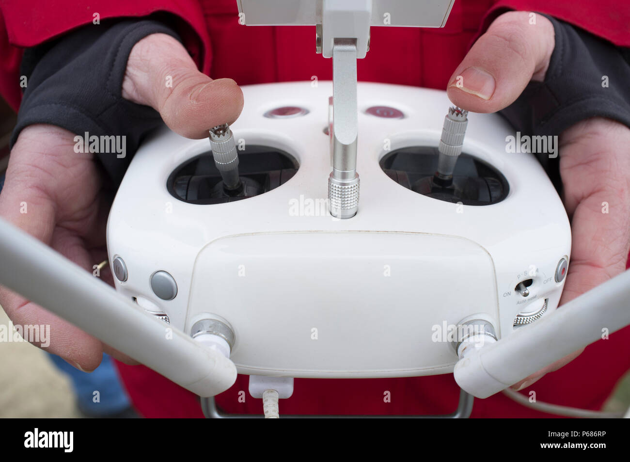 Manovra pilota dron sul controller remoto. Spostamento a destra stick di comando per la valvola a farfalla Foto Stock