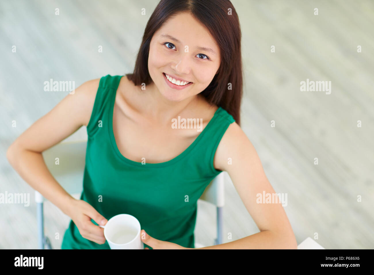 Una giovane donna cinese lavorando nell'ufficio a casa con il computer Foto Stock