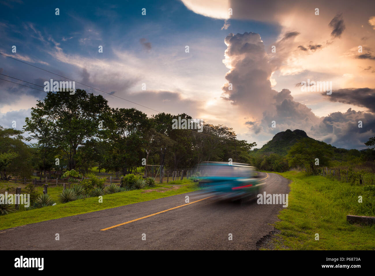 Paesaggio di Panama con una macchina che guida a Toro Bravo, provincia di Colle, Repubblica di Panama, America Centrale. Foto Stock