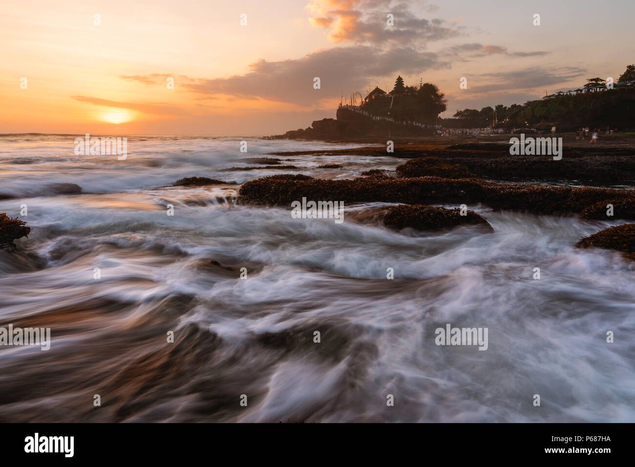 Seascape nel tramonto dal Tempio Tanah Lot in Bali, Indonesia. Attrazione famosa attrazione turistica e destinazione di viaggio Foto Stock