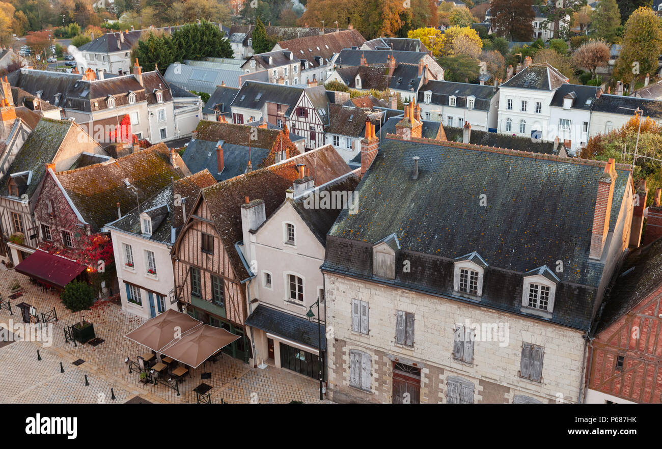 Aerial cityscape di Amboise situato in Indre-et-Loire department della Valle della Loira in Francia. Tradizionale Francese case di vita Foto Stock