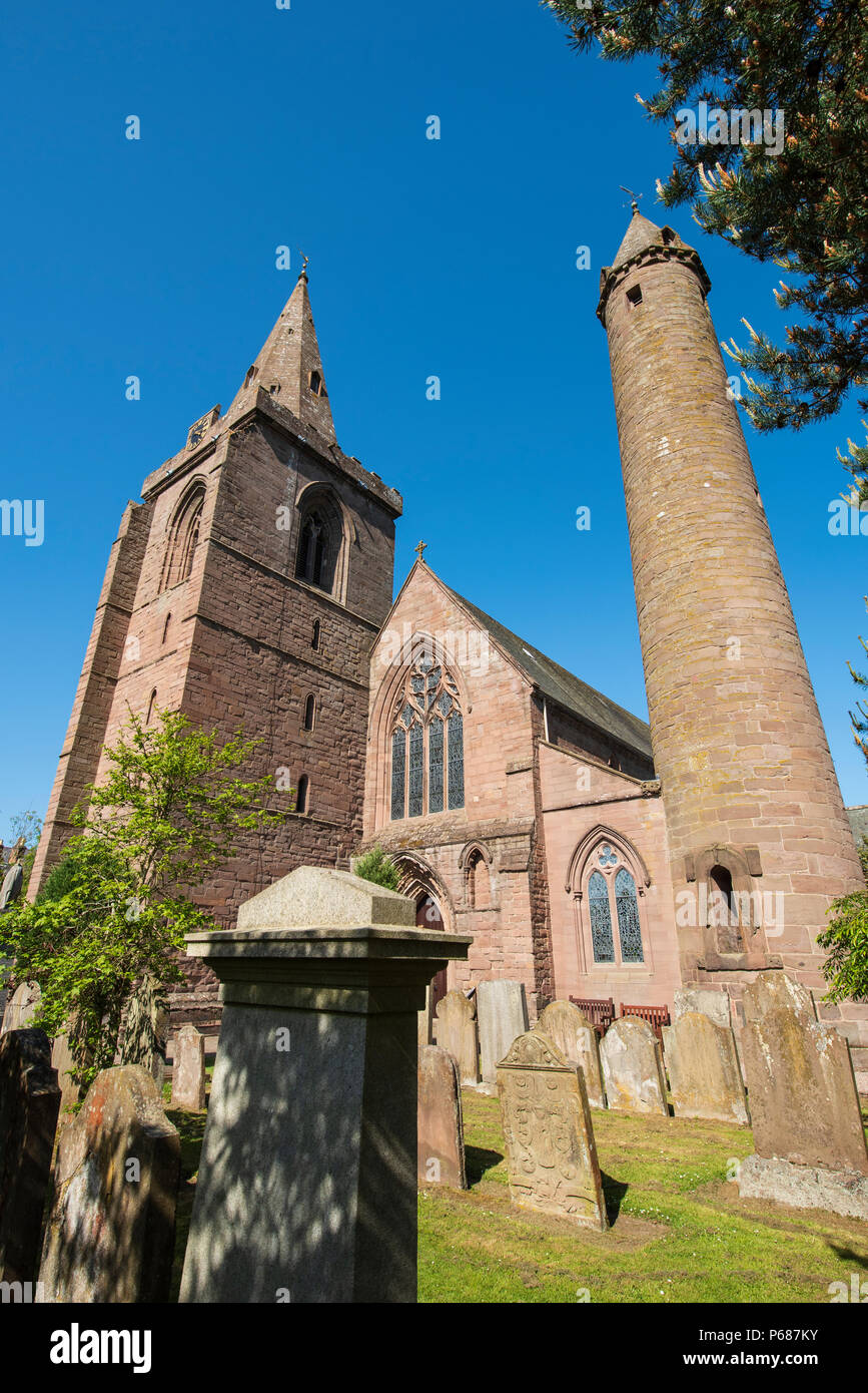 Brechin Cattedrale e la torre rotonda, Angus, Scozia. Foto Stock