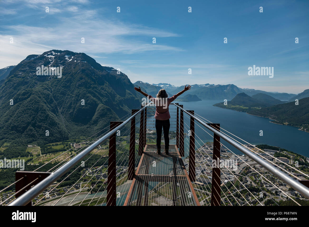 Passerella Romsdalstrappa affacciato Andalsnes, Norvegia. Foto Stock