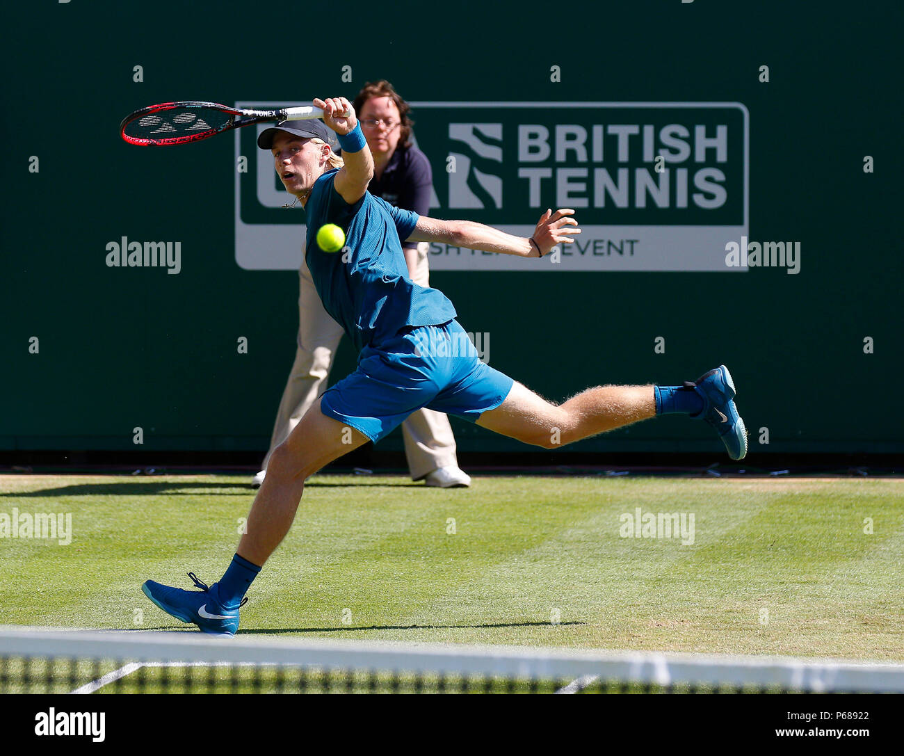 Devonshire Park, Eastbourne, Regno Unito. Il 28 giugno, 2018. Natura Valle del Tennis Internazionale; Denis Shapovalov (CAN) svolge un acceso scritto girato nel suo match contro Mischa Zverev (GER) Credito: Azione Sport Plus/Alamy Live News Foto Stock