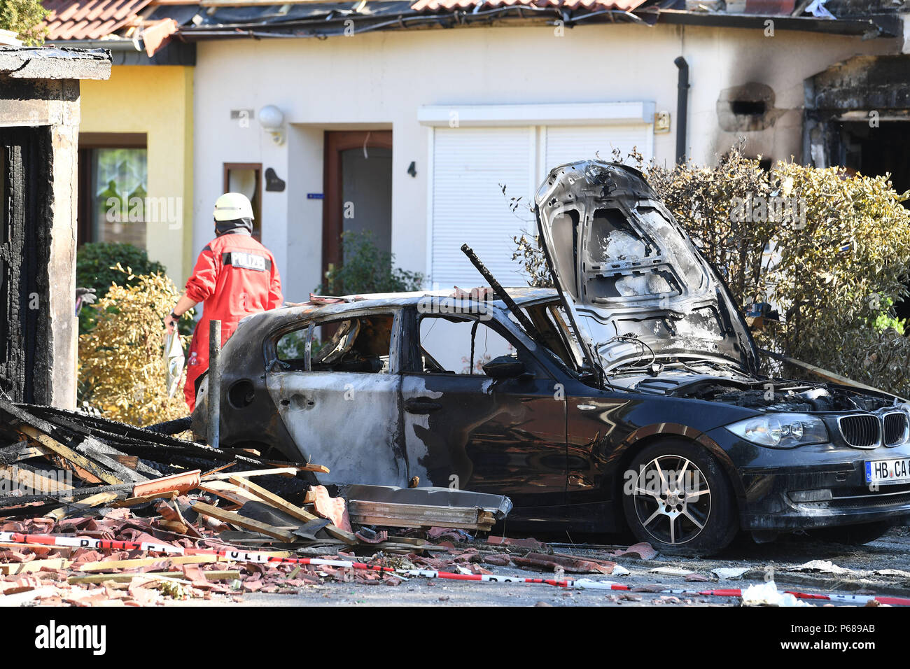 Bremen, Germania. Il 28 giugno, 2018. Un forensics specialista esamina una casa danneggiata in un'esplosione, che ha lasciato tre morti. Credito: Carmen Jaspersen/dpa/Alamy Live News Foto Stock