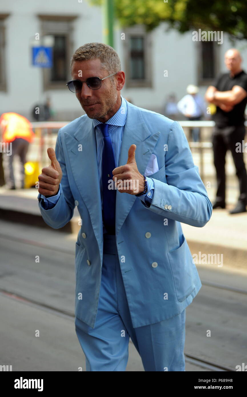 Milano, Lapo Elkann presenta la sua nuova linea di occhiali giri sul tram Lapo Elkann arriva in Piazza Fontana per presentare la sua nuova linea di occhiali per la stampa. Per questo motivo egli ha affittato un tram nel pomeriggio e per un paio di giorni fino al 1 luglio su cui i fotografi e videografi sono stati invitati. Foto Stock