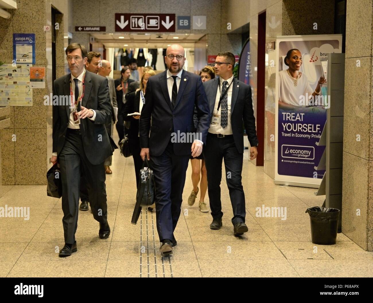 Bruxelles, Belgio. Il 28 giugno, 2018. Il primo ministro belga Charles Michel, centro, arriva all'apertura del vertice UE incentrato principalmente sulla migrazione in reazione a una query oggi, Giovedì, 28 giugno 2018. Credito: Jakub Dospiva/CTK foto/Alamy Live News Foto Stock