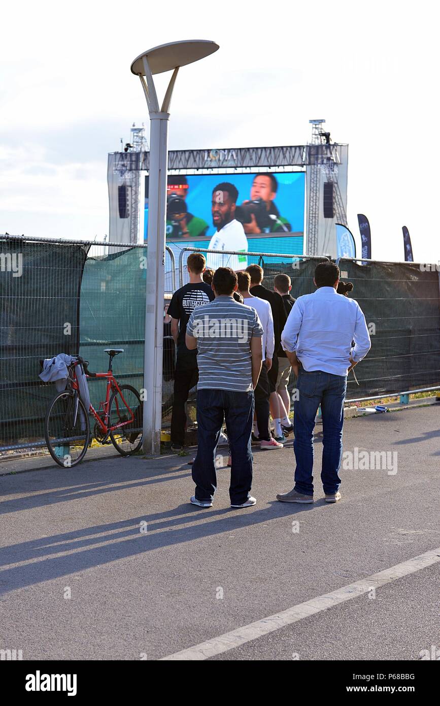 La spiaggia di Brighton, Inghilterra Regno Unito 28 Giugno 2018 Coppa del Mondo di calcio tifosi guardare Inghilterra v Belgio al di fuori del grande schermo Cinema Drive di Madeira. Caron Watson/Alamy Live News Foto Stock