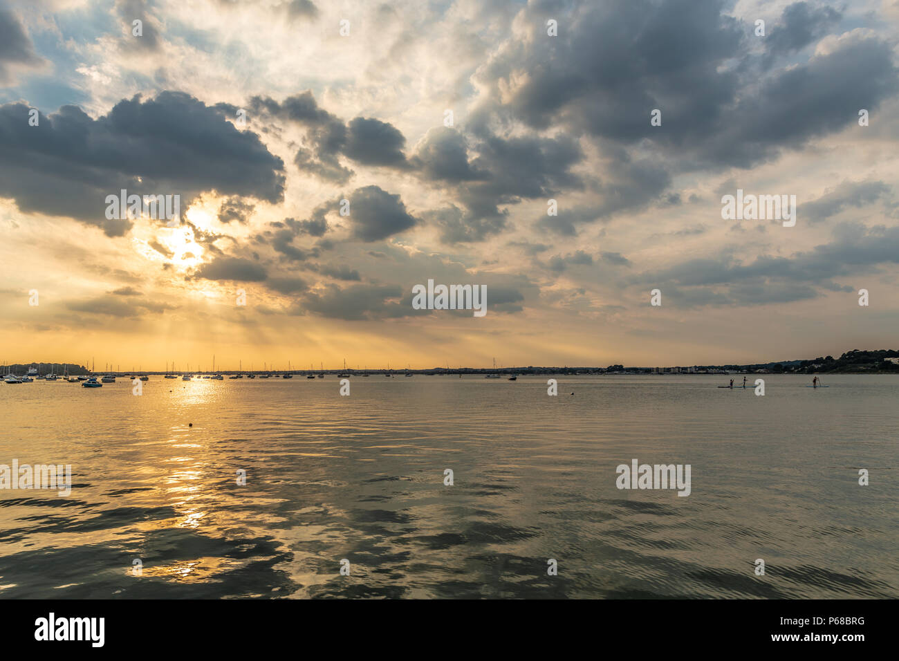 Poole, Regno Unito. Il 28 giugno 2018. Regno Unito meteo. Il sole tramonta oltre il porto di Poole su uno dei giorni più caldi sul record. Thomas credito Faull / Alamy Live News Foto Stock