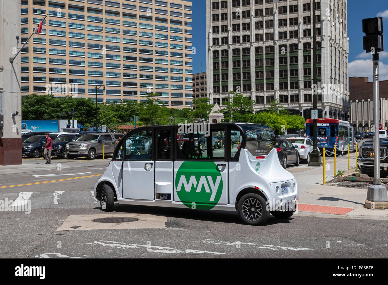 Detroit, Michigan STATI UNITI D'America - 28 Giugno 2018 - con auto a noleggio van trasporta i lavoratori sulle strade della città nel centro di Detroit. I veicoli, realizzato da maggio la mobilità, spostare i dipendenti di Quicken Prestiti e società affiliate da un garage per il parcheggio al centro di uffici. Per avviare il veicolo porterà a un operatore che può prendere il controllo in caso di necessità. Credito: Jim West/Alamy Live News Foto Stock