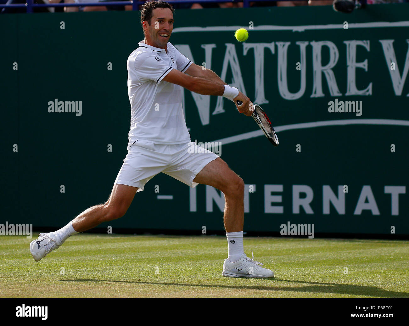 Devonshire Park, Eastbourne, Regno Unito. Il 28 giugno, 2018. Natura Valle del Tennis Internazionale; Mikhail Kukushkin (KAZ) gioca il rovescio girato nel suo match contro Kyle Edmund (GBR) Credito: Azione Sport Plus/Alamy Live News Foto Stock