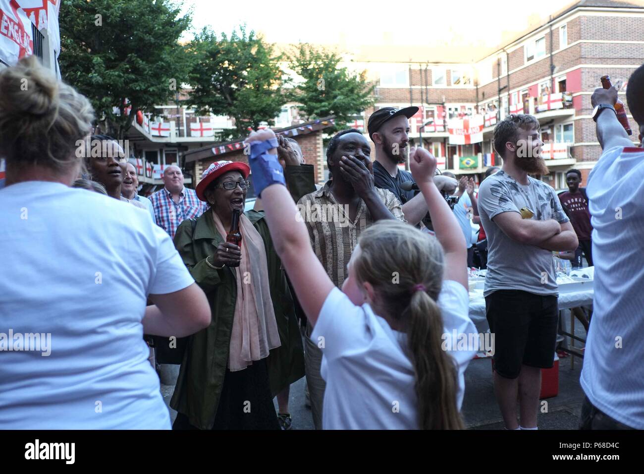 Londra, Regno Unito. 28 Giugno 2018: Inghilterra i tifosi di calcio su Kirby Station Wagon reazione a una mancata possibilità contro il Belgio. L'estate in Bermondsey è stato addobbato in oltre 300 Inghilterra bandiere. Bandiere di altri World Cup riproduzione di paesi sono appesi anche dai balconi. : Credito Claire Doherty/Alamy Live News Foto Stock