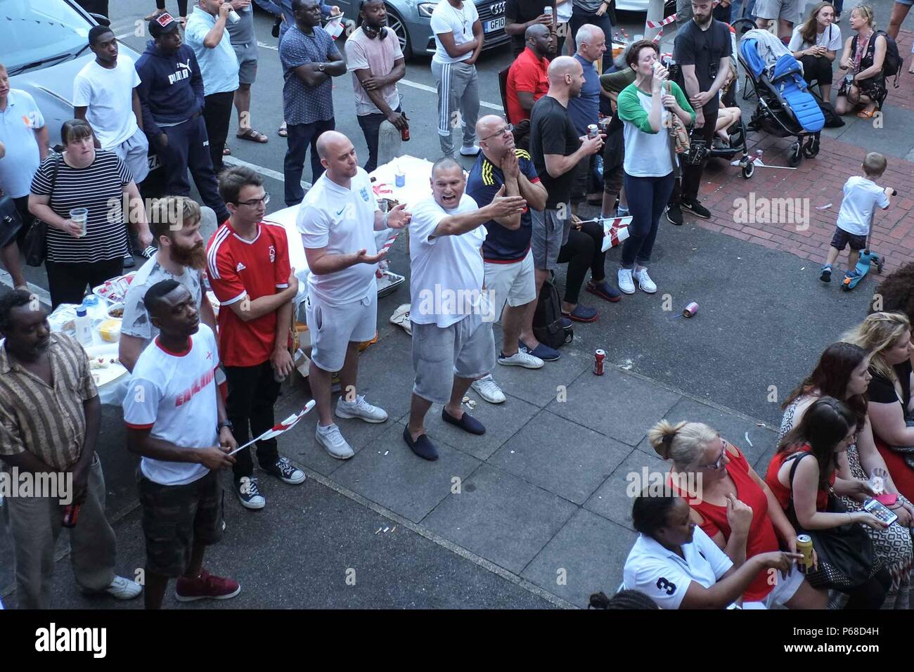 Londra, Regno Unito. 28 Giugno 2018: Inghilterra i tifosi di calcio su Kirby Station Wagon reazione a una mancata possibilità contro il Belgio. L'estate in Bermondsey è stato addobbato in oltre 300 Inghilterra bandiere. Bandiere di altri World Cup riproduzione di paesi sono appesi anche dai balconi. : Credito Claire Doherty/Alamy Live News Foto Stock