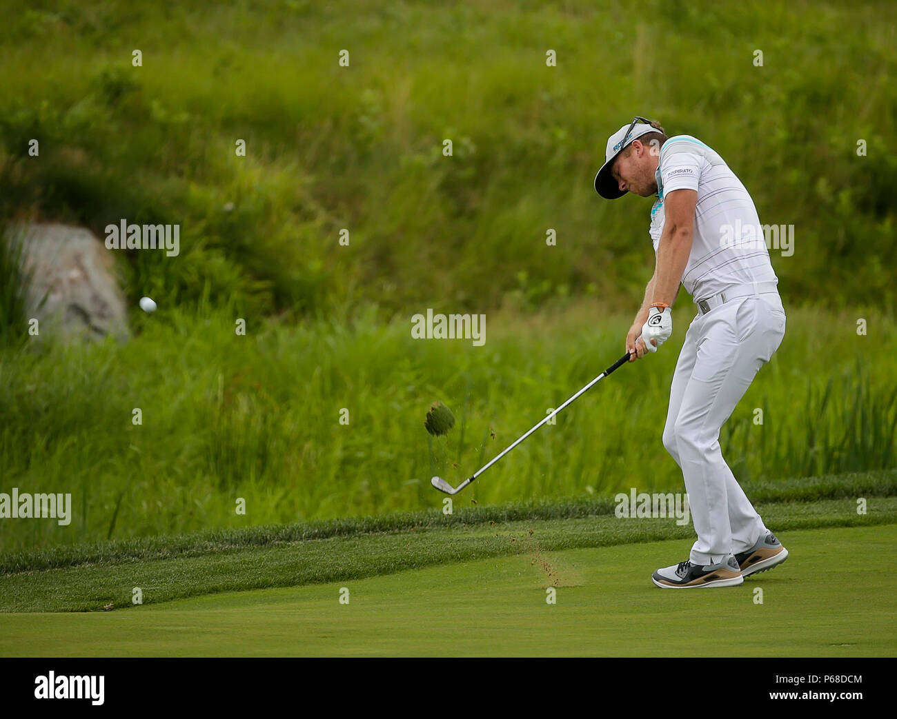 Potomac, MD, Stati Uniti d'America. Il 28 giugno, 2018. Talor Gooch prende il suo secondo colpo dal XIV fairway durante il primo round della Quicken prestiti nazionali a tpc in Potomac Potomac, MD. Justin Cooper/CSM/Alamy Live News Credito: Cal Sport Media/Alamy Live News Foto Stock