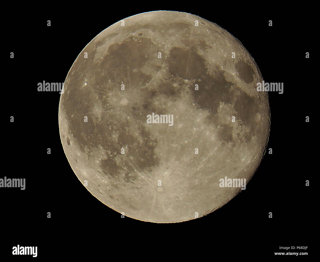 Sheerness, Kent, Regno Unito. Il 28 giugno, 2018. Regno Unito Meteo: la piena Strawberry luna nel cielo notturno come visto da di Sheerness (scattate con una fotocamera). Credito: James Bell/Alamy Live News Foto Stock