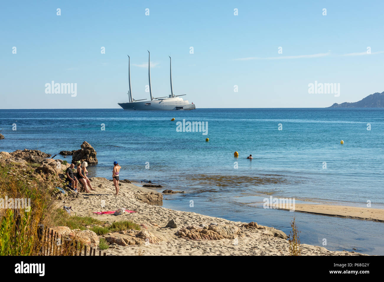Il Losari Beach, Corsica. 29 giu 2018. Un gruppo di turisti ammirando il mondo più costosi yacht privato "A" ormeggiato a Losari Beach nella regione della Balagne in Corsica Credito: Jon Ingall/Alamy Live News Foto Stock