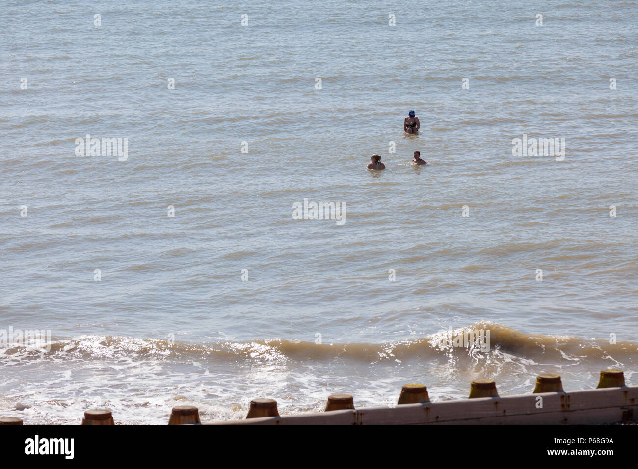 Hastings, East Sussex, Regno Unito. 29 GIU, 2018. Regno Unito: Meteo il caldo e soleggiato continua in Hastings, East Sussex con alti di 24°C plus. L'ondata di caldo che sta colpendo la Gran Bretagna dovrebbe durare anche nella prossima settimana. Questo gruppo di nuotatori prendere un tuffo in mare. © Paul Lawrenson 2018, Photo credit: Paolo Lawrenson / Alamy Live News Foto Stock