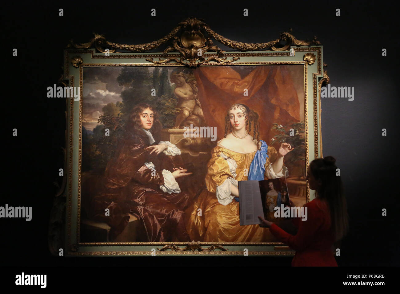 Sotheby's di Londra. Regno Unito 29 Giugno 2018 - una donna guarda a Joseph Wright di Derby il ritratto di Susannah Arkwright, Sir Peter Lely il Doppio ritratto andare Henry Hyde, Visconte Cornbury, più tardi 2° Conte di Clarendon e sua moglie, Theodora Capel, Viscountess Carnbury olio su tela (Est £600.000 - 800.000) Old master & British dipinti e disegni, arti decorative, sculture e antichità che coprono oltre due millenni all'asta da Sotheby's a Londra. Credito: Dinendra Haria/Alamy Live News Foto Stock
