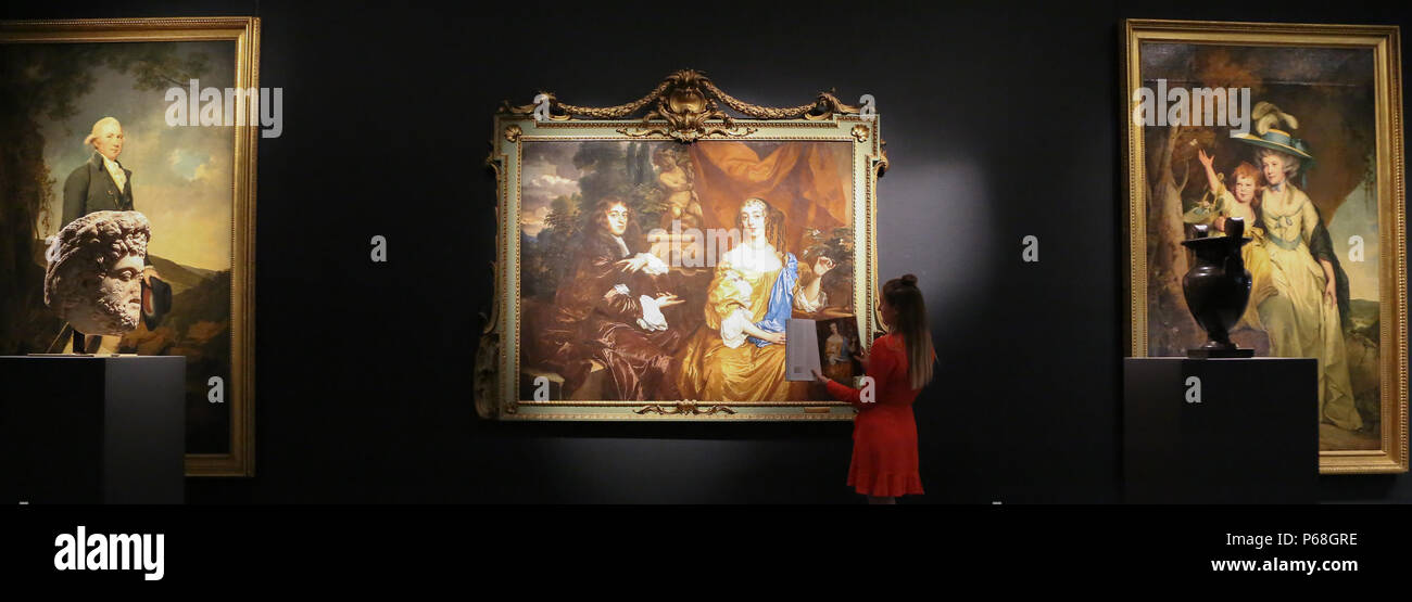 Sotheby's di Londra. Regno Unito 29 Giugno 2018 - una donna guarda a Joseph Wright di Derby il ritratto di Susannah Arkwright, Sir Peter Lely il Doppio ritratto andare Henry Hyde, Visconte Cornbury, più tardi 2° Conte di Clarendon e sua moglie, Theodora Capel, Viscountess Carnbury olio su tela (Est £600.000 - 800.000) Old master & British dipinti e disegni, arti decorative, sculture e antichità che coprono oltre due millenni all'asta da Sotheby's a Londra. Credito: Dinendra Haria/Alamy Live News Foto Stock