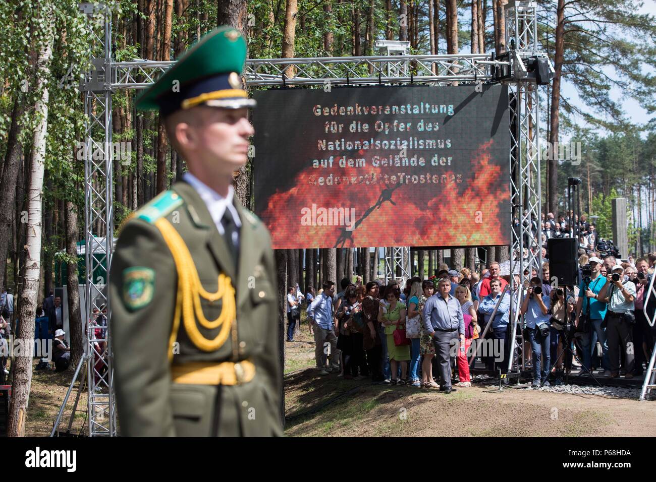 Minsk, Germania. Il 29 giugno, 2018. Molti visitatori partecipare alla inaugurazione del memoriale Malyj Trostenez. Malyj Trostenez è stata la più grande nazionale socialista sterminio camp tra il 1941 e il 1944 sui terreni della ex Unione Sovier. Tuttavia, come molte altre zone della ex Unione Sovietica, non è ben noto in Germania e in Europa. Credito: Jörg Carstensen/dpa/Alamy Live News Foto Stock