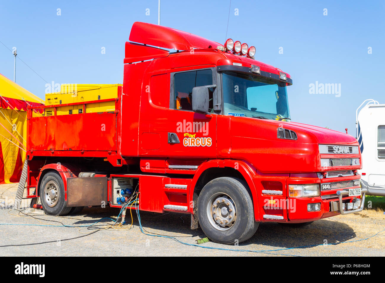 Skibbereen, West Cork, Irlanda. Il 29 giugno, 2018. Un altro torrida giornata calda qui in West Cork come le rifiniture sono effettuate su Grande Cima del Circus World prima di stasera le prestazioni di apertura. L'equipaggio del Circus World può avere la tenda grande e pronto a andare in un giorno se hanno a. Credito: aphperspective/Alamy Live News Foto Stock